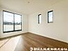 室内：【洋室】落ち着きある雰囲気の洋室は、ゆったりとくつろげる住空間。収納もしっかり備え、室内をすっきり保てます。