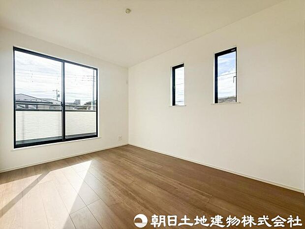 【洋室】落ち着きある雰囲気の洋室は、ゆったりとくつろげる住空間。収納もしっかり備え、室内をすっきり保てます。