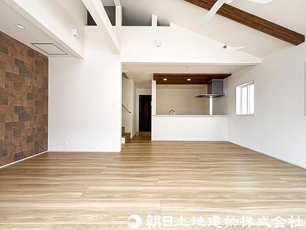 【リビング】ナチュラルな内装デザインが心地よいリビング。家具配置もしやすく、ライフスタイルに合わせた空間づくりが楽しめます。