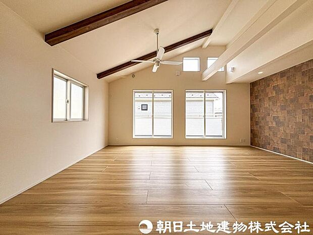 【リビング】明るく開放的なリビングは、休日にゆったり過ごしたくなる心地よい空間。ご家族の会話も自然と弾みます。