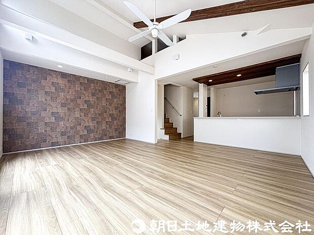 【リビング】家族が自然と集まる開放感のあるリビング空間。大きな窓から心地よい陽光が差し込み、明るく快適な毎日を演出します。