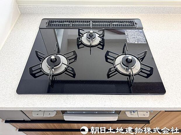 【コンロ】3口コンロは同時に複数の調理ができ、料理の効率がアップ。忙しい日でもスムーズに調理でき、家族分の食事準備も快適です。