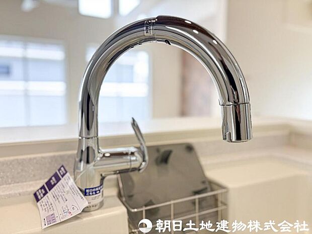 【浄水器一体型水栓】浄水器一体型水栓は、いつでもきれいな水が手軽に使え、料理や飲み水の品質がアップ。見た目もすっきりしてキッチンが快適になる人気の設備です。
