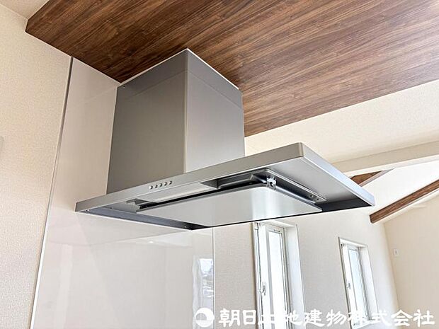 【レンジフード】レンジフードは調理中の煙や臭い、油分を強力に吸引・排気し、キッチンを清潔で快適な空間に保ちます。掃除しやすい設計のものならお手入れも簡単です。