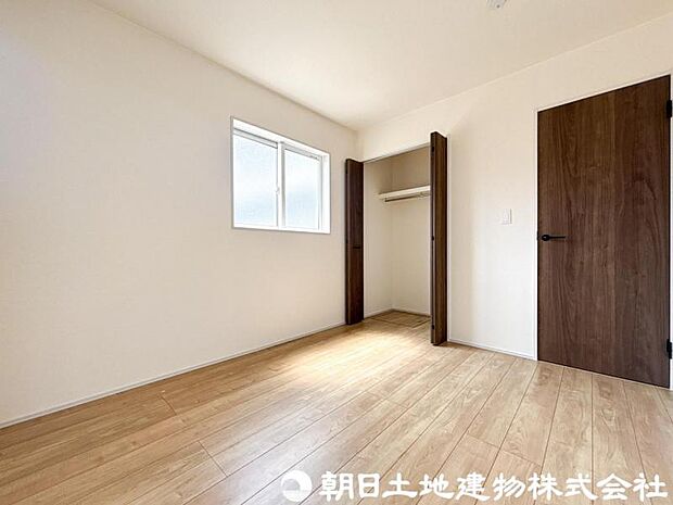 【洋室】落ち着きある雰囲気の洋室は、ゆったりとくつろげる住空間。収納もしっかり備え、室内をすっきり保てます。