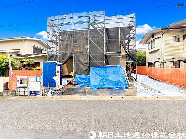 良好な住環境が保たれたエリア。低層の一戸建を中心とした街並みが整然と続き周辺は高い建物が建っておらず、採光や開放性に恵まれ、空が広く緑の多い閑静な趣を感じる環境です。