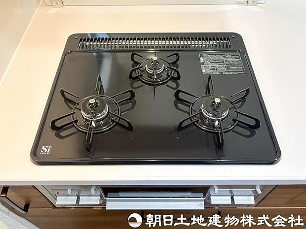 【コンロ】3口コンロは同時に複数の調理ができ、料理の効率がアップ。忙しい日でもスムーズに調理でき、家族分の食事準備も快適です。