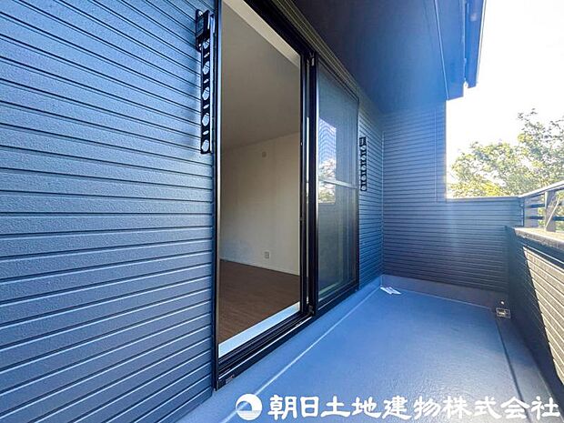 【バルコニー】大きく面したバルコニーは太陽の温かな温もりをめいいっぱい受け止めてくれます。太陽の光と爽やかな風を受けたお洗濯物はあっという間に乾き、取りこむ時には太陽の匂いを感じられそうですね。