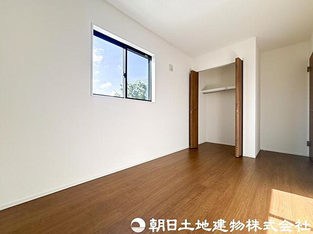 【洋室】自然光が差し込む明るい洋室は、毎日を快適に過ごせる空間。リモートワークや趣味部屋としてもおすすめです。