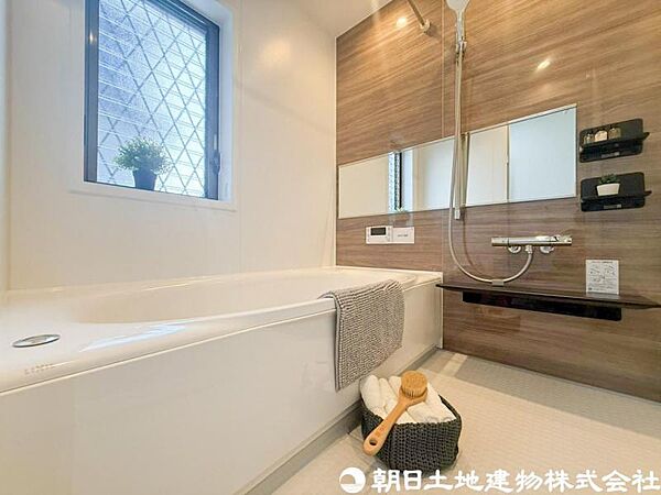 【浴室】ゆったり入れるバス。足を伸ばして入れるサイズは一日の疲れを癒すのに嬉しい広さですね。またお子様と一緒の入浴も充分な広さです。追い焚き機能や保温機能付きで快適なバスタイムをお楽しみください。