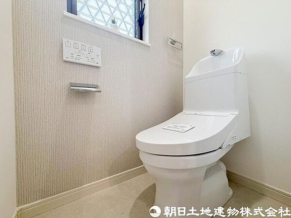 【トイレ】小さな空間だからこそ機能性のある快適なトイレは、清潔感をキープしお手入れしやすいよう作られています