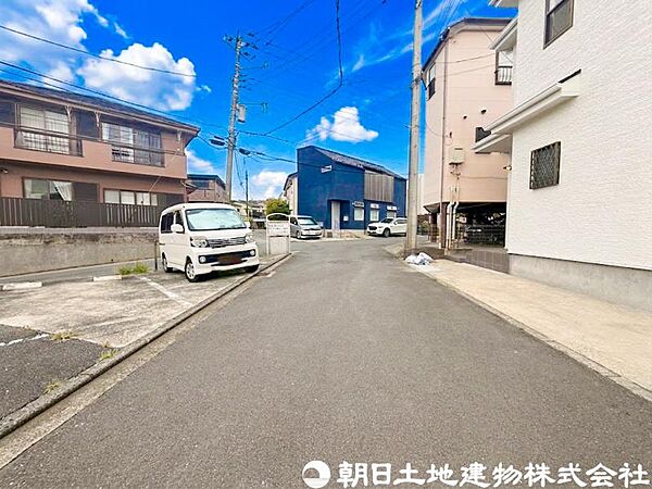 【前面道路】前面道路は車通りも少なく小さなお子様がいるご家庭でも安心です