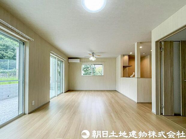 【リビング】ナチュラルな内装デザインが心地よいリビング。家具配置もしやすく、ライフスタイルに合わせた空間づくりが楽しめます。