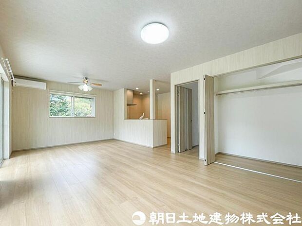【リビング】明るく開放的なリビングは、休日にゆったり過ごしたくなる心地よい空間。ご家族の会話も自然と弾みます。