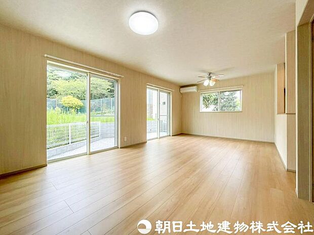 【リビング】家族の中心となるリビングは、ゆとりある広さを確保。食事やくつろぎの時間を快適に楽しめる設計です。