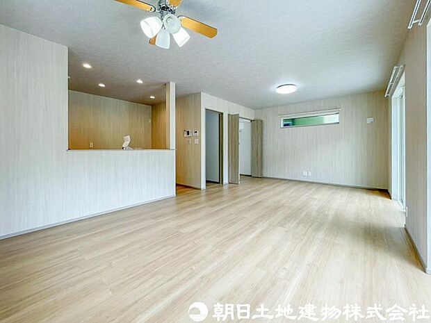 【リビング】家族が自然と集まる開放感のあるリビング空間。大きな窓から心地よい陽光が差し込み、明るく快適な毎日を演出します。