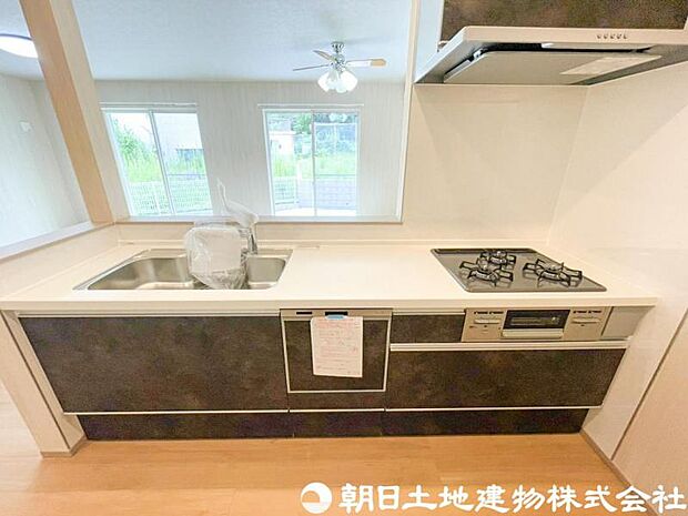 【キッチン】機能性とデザイン性を兼ね備えたシステムキッチン。収納力も豊富で調理スペースが広く、毎日の料理が快適に。お手入れもしやすく、家事の負担を軽減してくれます。