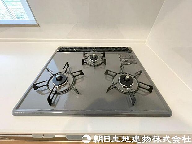 【コンロ】3口コンロは同時に複数の調理ができ、料理の効率がアップ。忙しい日でもスムーズに調理でき、家族分の食事準備も快適です。