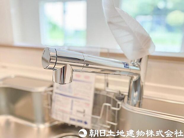 【浄水器一体型水栓】浄水器一体型水栓は、いつでもきれいな水が手軽に使え、料理や飲み水の品質がアップ。見た目もすっきりしてキッチンが快適になる人気の設備です。