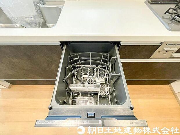 【食洗機】食器の出し入れがスムーズなスライドタイプ、節水効果だけでなく、効率的にセットできるスマートかつ食後のお片づけもスピーディーにできます。