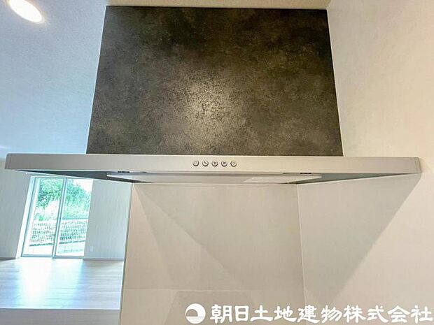 【レンジフード】レンジフードは調理中の煙や臭い、油分を強力に吸引・排気し、キッチンを清潔で快適な空間に保ちます。掃除しやすい設計のものならお手入れも簡単です。