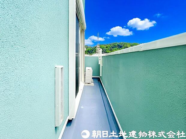 【バルコニー】大きく面したバルコニーは太陽の温かな温もりをめいいっぱい受け止めてくれます。太陽の光と爽やかな風を受けたお洗濯物はあっという間に乾き、取りこむ時には太陽の匂いを感じられそうですね。