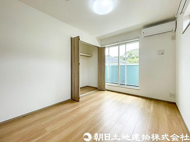 【洋室】落ち着きある雰囲気の洋室は、ゆったりとくつろげる住空間。収納もしっかり備え、室内をすっきり保てます。