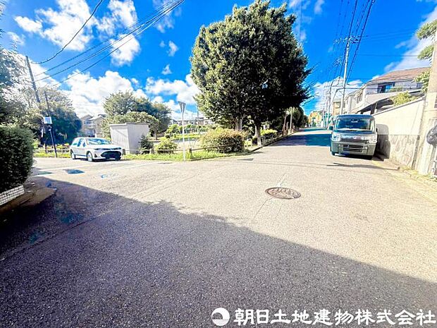 【前面道路】前面道路は車通りも少なく小さなお子様がいるご家庭でも安心です