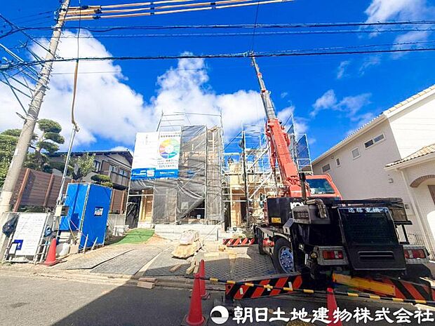 良好な住環境が保たれたエリア。低層の一戸建を中心とした街並みが整然と続き周辺は高い建物が建っておらず、採光や開放性に恵まれ、空が広く緑の多い閑静な趣を感じる環境です。