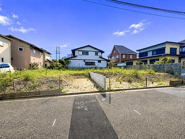 良好な住環境が保たれたエリア。低層の一戸建を中心とした街並みが整然と続き周辺は高い建物が建っておらず、採光や開放性に恵まれ、空が広く緑の多い閑静な趣を感じる環境です。