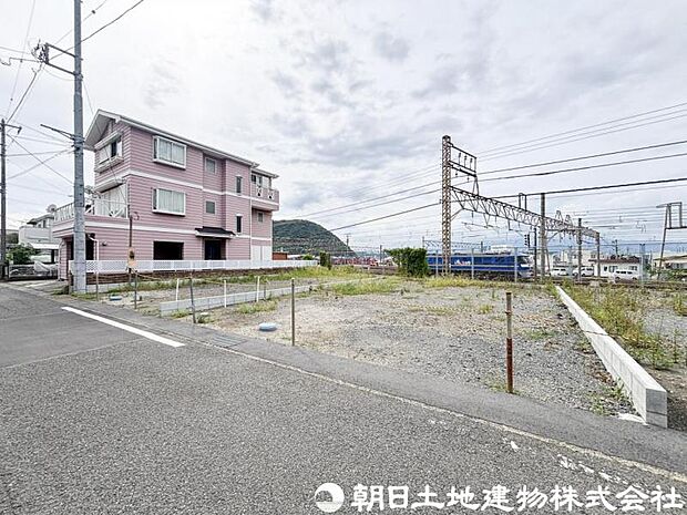 周辺は住宅地となっており子育て家族にも合う。毎日のお買い物も便利なエリアで暮らしやすさを実現するための住環境が整っています。