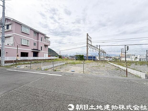 良好な住環境が保たれたエリア。低層の一戸建を中心とした街並みが整然と続き周辺は高い建物が建っておらず、採光や開放性に恵まれ、空が広く緑の多い閑静な趣を感じる環境です。