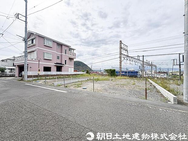 毎日のお散歩も快適な緑に恵まれたエリアは伸び伸びスローライフを叶えてくれます。自然豊富な季節の移ろいを身近に感じられる環境でストレスフリーな生活をお送りください。
