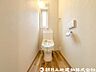 トイレ：【トイレ】小さな空間だからこそ機能性のある快適なトイレは、清潔感をキープしお手入れしやすいよう作られています