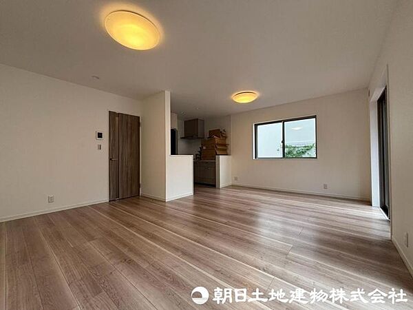 【リビング】明るく開放的なリビングは、休日にゆったり過ごしたくなる心地よい空間。ご家族の会話も自然と弾みます。