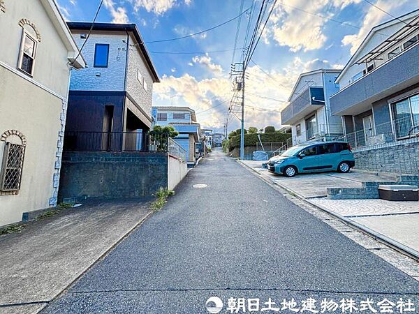 【前面道路】前面道路は車通りも少なく小さなお子様がいるご家庭でも安心です