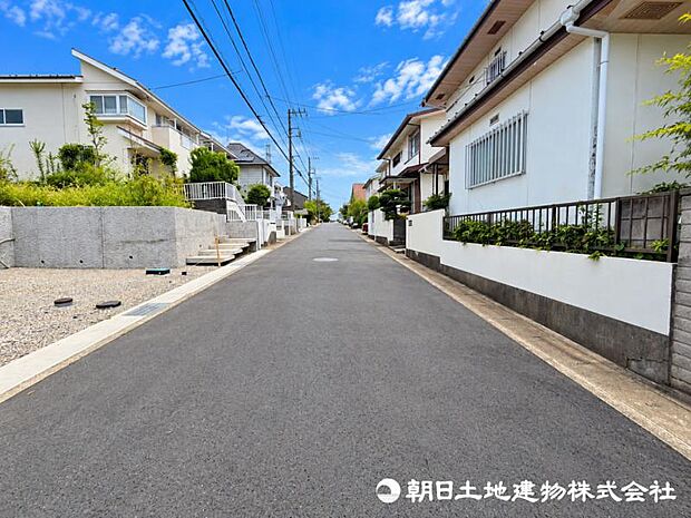 車通りが少なく落ち着いた前面道路。お車の出し入れもしやすく、運転が少し苦手な方や小さなお子様のいるご家庭にも安心感のある住環境です。駐車時の安心感も高まります。