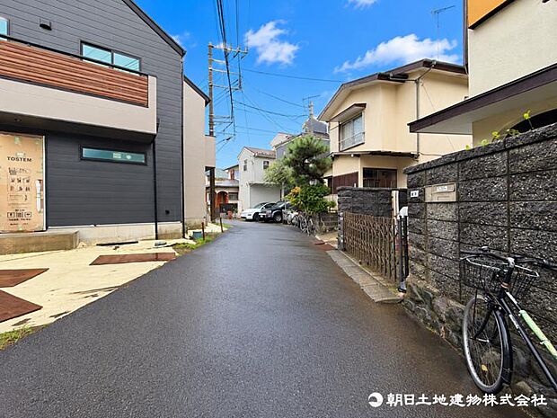 【前面道路】前面道路は車通りも少なく小さなお子様がいるご家庭でも安心です