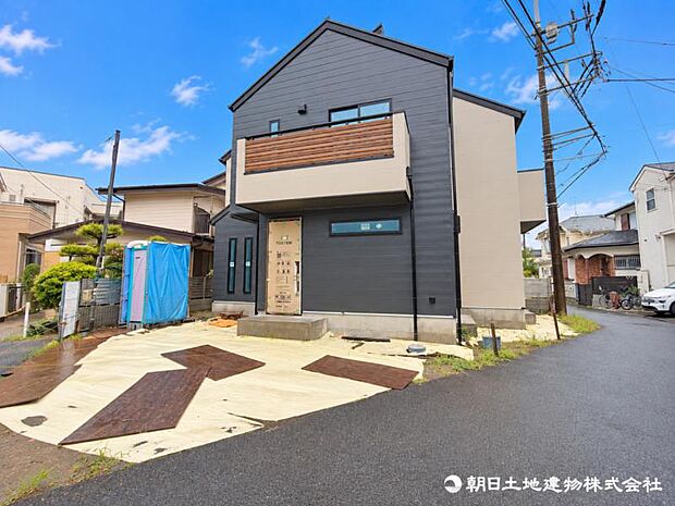 毎日のお散歩も快適な緑に恵まれたエリアは伸び伸びスローライフを叶えてくれます。自然豊富な季節の移ろいを身近に感じられる環境でストレスフリーな生活をお送りください。
