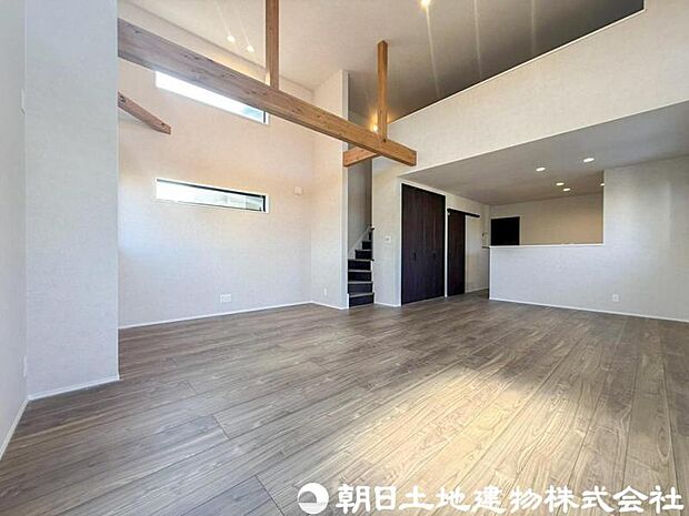 【リビング】明るく開放的なリビングは、休日にゆったり過ごしたくなる心地よい空間。ご家族の会話も自然と弾みます。