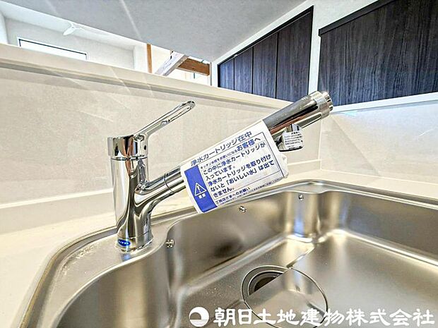 【浄水器一体型水栓】浄水器一体型水栓は、いつでもきれいな水が手軽に使え、料理や飲み水の品質がアップ。見た目もすっきりしてキッチンが快適になる人気の設備です。