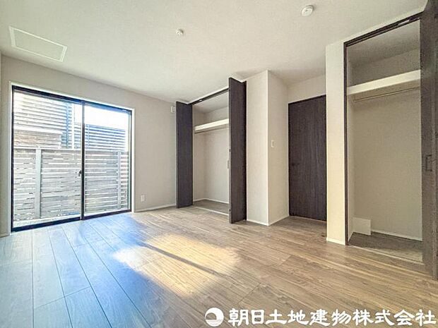 【洋室】シンプルで使いやすい洋室は、主寝室や子ども部屋、書斎などライフスタイルに合わせて多彩に活用いただけます。