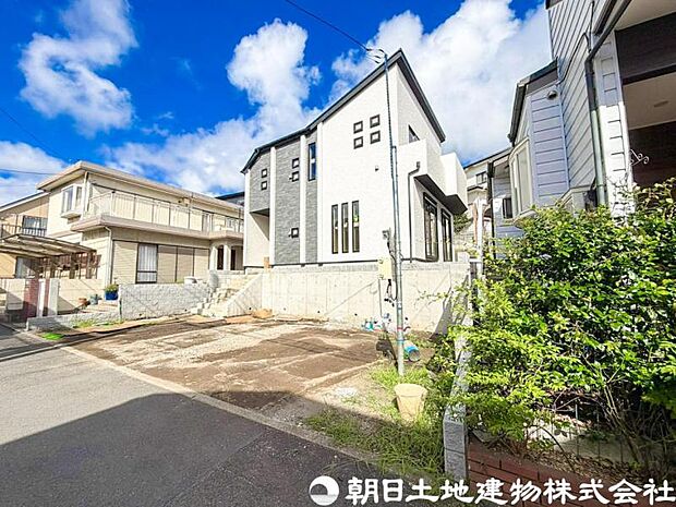 周辺は住宅地となっており子育て家族にも合う。毎日のお買い物も便利なエリアで暮らしやすさを実現するための住環境が整っています。