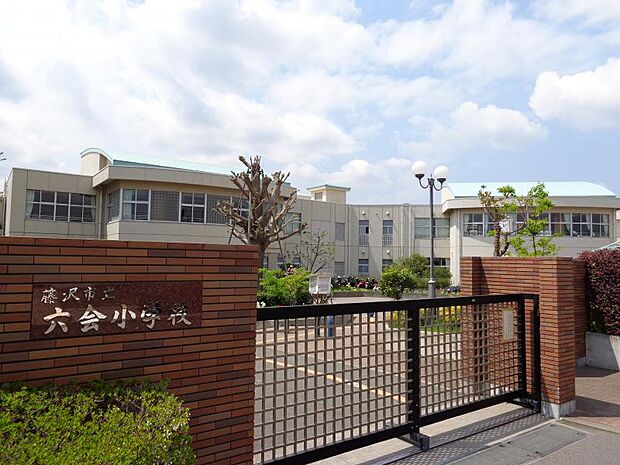 六会小学校まで約670m