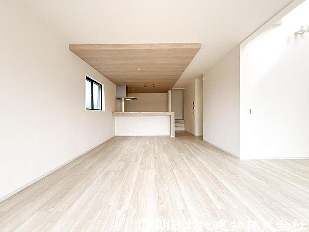 【リビング】ナチュラルな内装デザインが心地よいリビング。家具配置もしやすく、ライフスタイルに合わせた空間づくりが楽しめます。