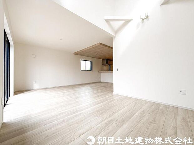 【リビング】明るく開放的なリビングは、休日にゆったり過ごしたくなる心地よい空間。ご家族の会話も自然と弾みます。