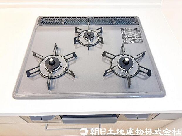 【コンロ】3口コンロは同時に複数の調理ができ、料理の効率がアップ。忙しい日でもスムーズに調理でき、家族分の食事準備も快適です。