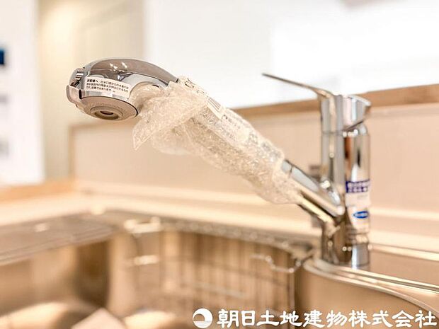 【浄水器一体型水栓】浄水器一体型水栓は、いつでもきれいな水が手軽に使え、料理や飲み水の品質がアップ。見た目もすっきりしてキッチンが快適になる人気の設備です。