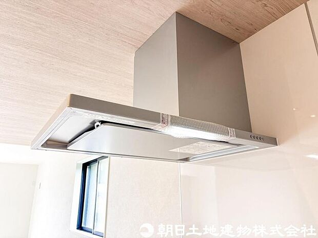 【レンジフード】レンジフードは調理中の煙や臭い、油分を強力に吸引・排気し、キッチンを清潔で快適な空間に保ちます。掃除しやすい設計のものならお手入れも簡単です。