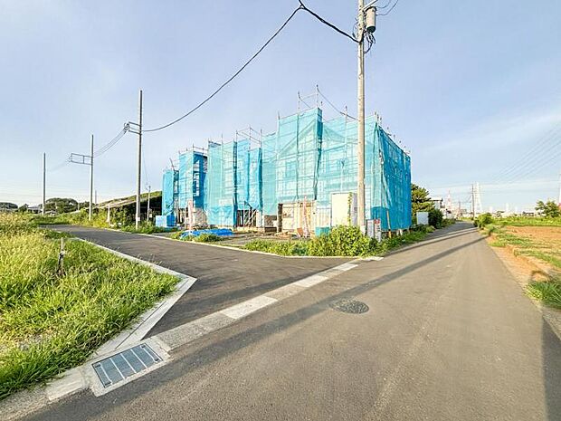 【前面道路】前面道路は車通りも少なく小さなお子様がいるご家庭でも安心です